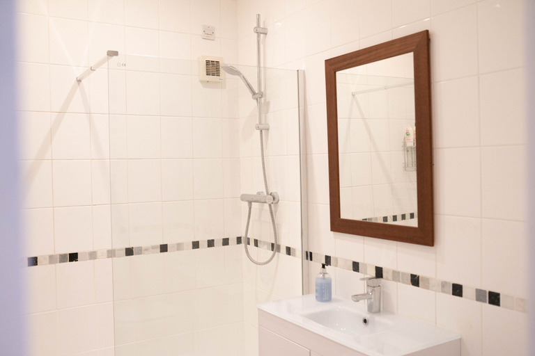 Bathroom, The Loft 2BR Duplex, Central & Parking, Cardiff