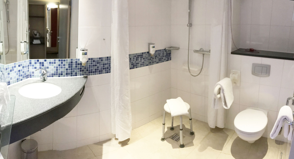 Bathroom 5, Holiday Inn Express GUETERSLOH by IHG, Gütersloh