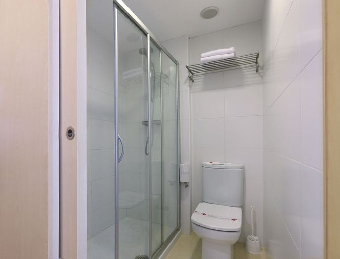 Bathroom 5, Guitart Central Park Aqua Resort, Girona