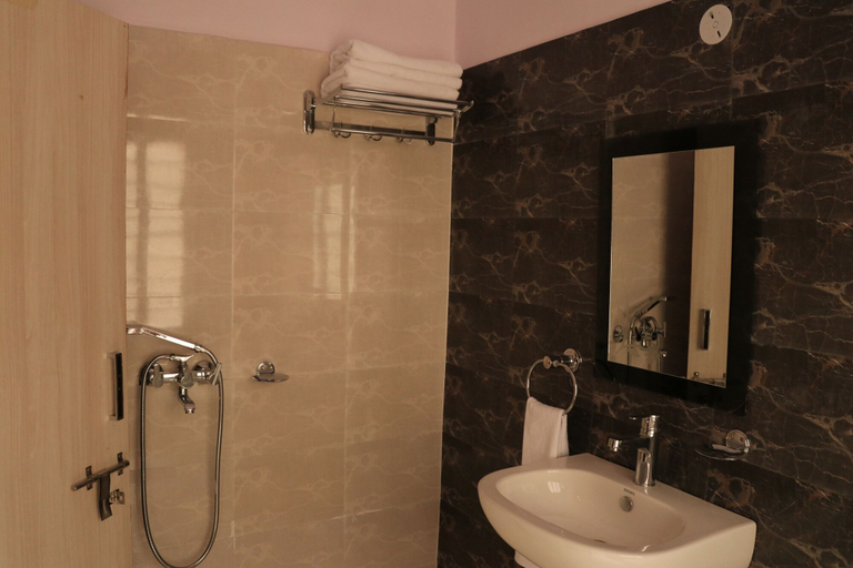 Bathroom 4, Hotel Gitanjali, Jaipur
