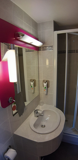 Bathroom 5, ibis Styles Bourg en Bresse, Ain