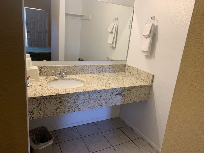 Bathroom 5, La Vista Inn, Curry