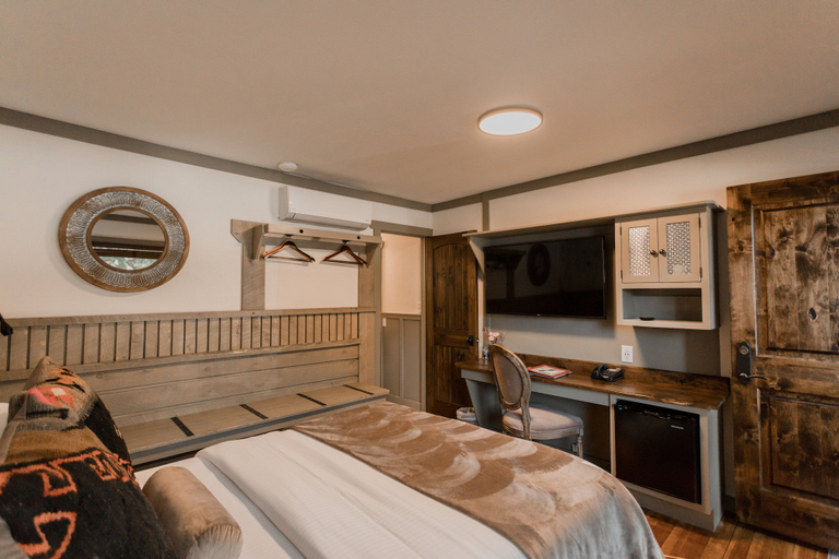 Bedroom 4, Highland Haven Creekside Inn, Jefferson
