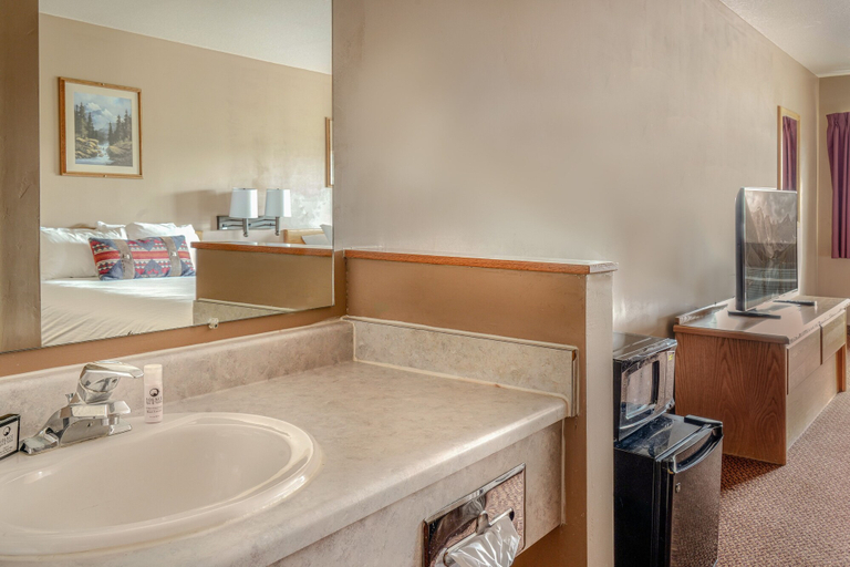 Bathroom 4, Whitewater Inn, Gallatin