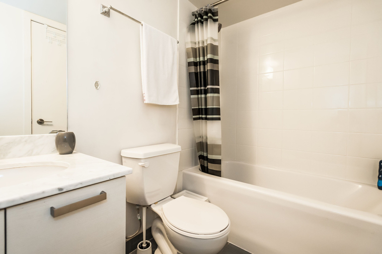 Bathroom 5, Life Suites Soho 2 Bed - 2 Bath CN Tower View, Toronto
