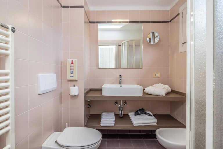 Bathroom 3, Hotel Londra, Trento