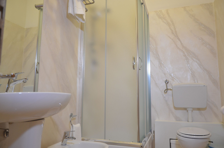 Bathroom 3, Moonlight Hotel & Suites, Catania
