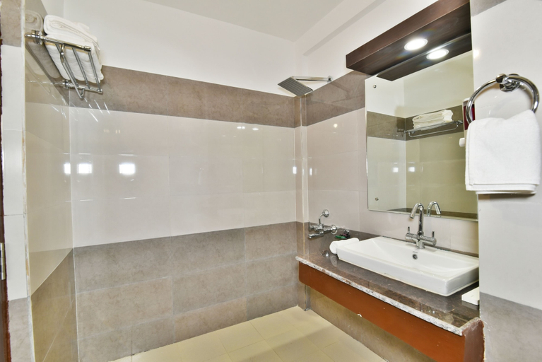 Bathroom 5, Kapoor Resort, Kullu