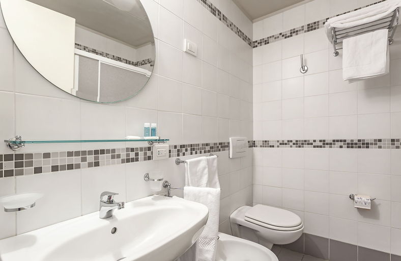 Bathroom 4, Grand Hotel Bonanno, Pisa