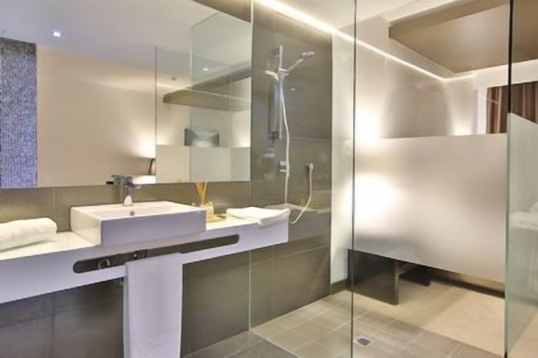 Bathroom 4, Delfim Douro Hotel, Lamego