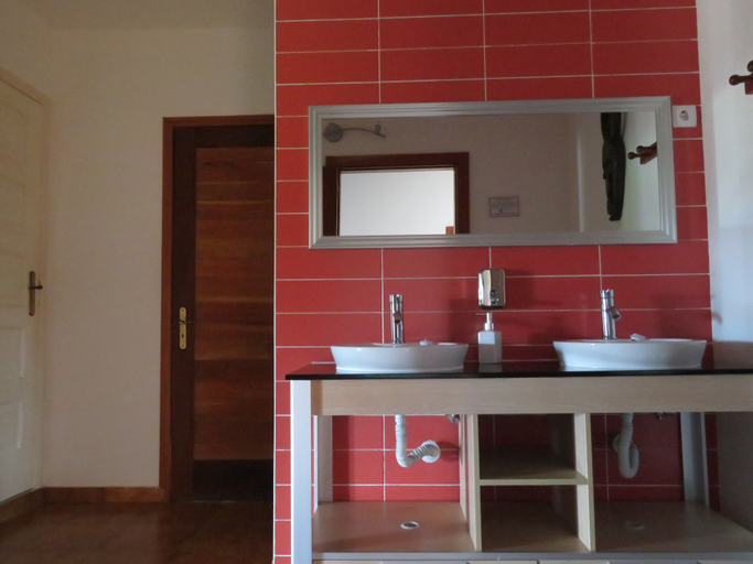 Bathroom 3, Sweet Guest House, Água Grande