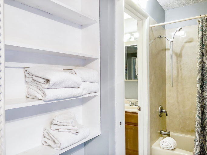 Bathroom 3, The Summit 215, Bay