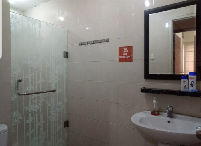 Bathroom, Apartement Sudirman Park by Syaiful, Central Jakarta