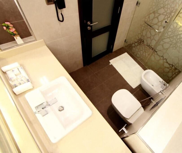 Bathroom 5, Royal Crown Hotel, Bausher