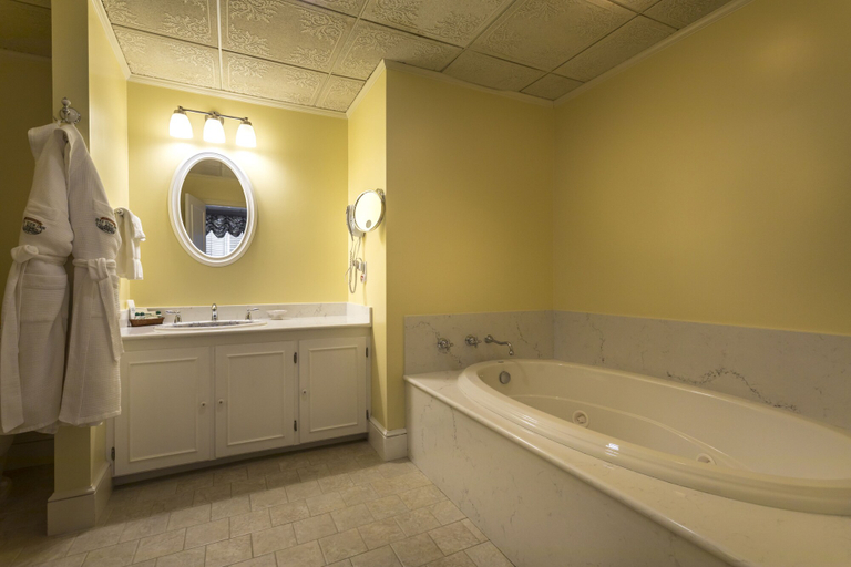 Bathroom 4, Bay View Inn, Emmet