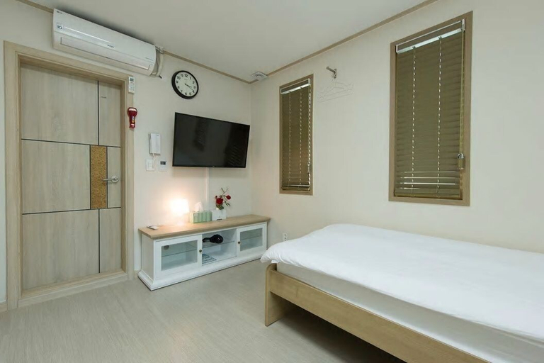Bedroom 2, Hub Guest House, Jung
