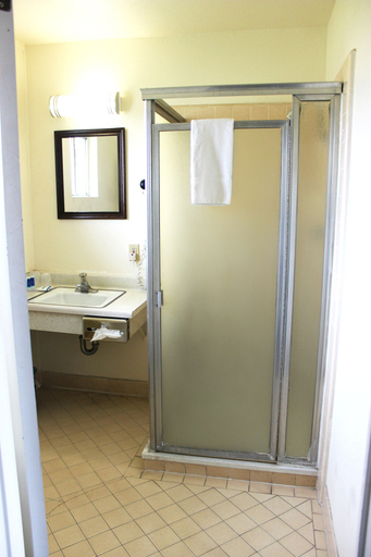 Bathroom 4, Rodeway Inn Near University-Gateway to Yosemite, Merced