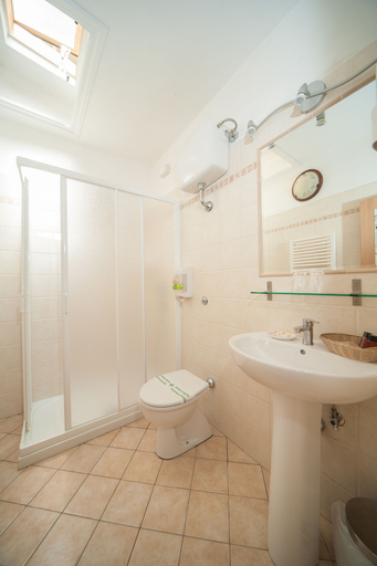 Bathroom 4, Albergo Etruria, Pisa