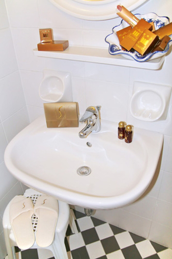 Bathroom 4, Hotel Cadiz, Rimini