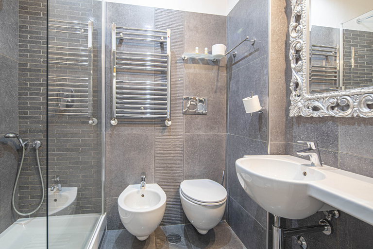 Bathroom 5, Residenza Castrense, Rome