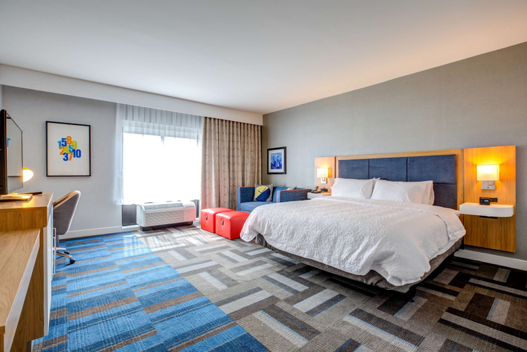 Bedroom 3, Hampton Inn & Suites Boston/Waltham, Middlesex