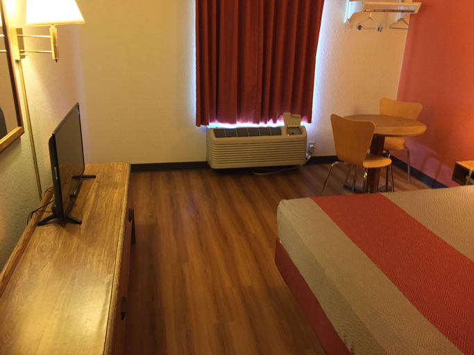 Bedroom 3, Motel 6 Arkadelphia, AR, Clark