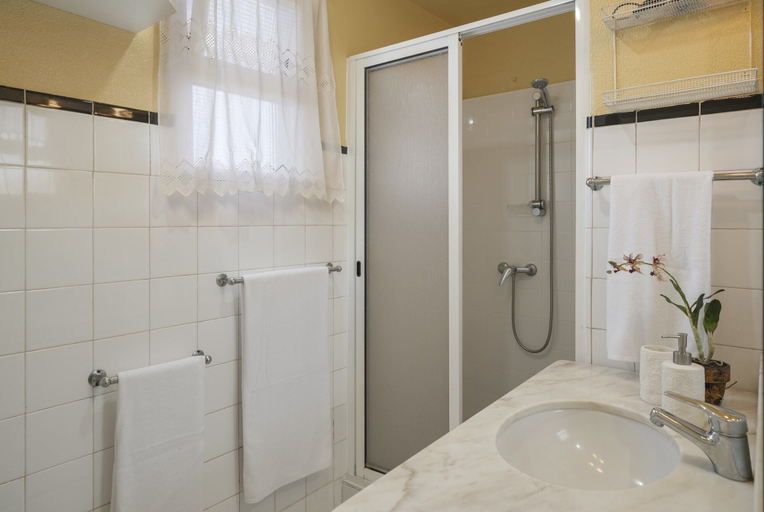 Bathroom, Family Vacations in the North, Casa dos Terços, São Vicente