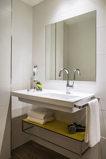 Bathroom 5, ibis Styles Barcelona Centre, Barcelona