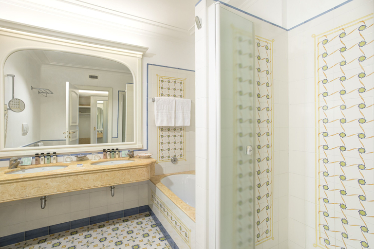 Bathroom 5, Grand Hotel Capodimonte, Napoli