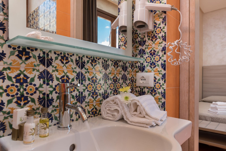 Bathroom 4, Hotel Biancolilla, Trapani