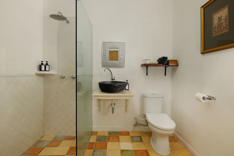 Bathroom 5, Hotel Puri Tempo Doeloe, Denpasar