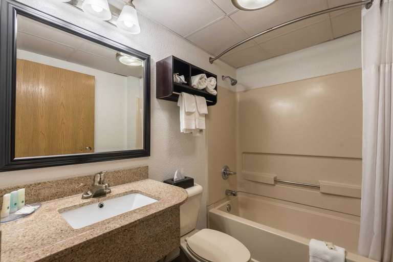 Bathroom 4, Quality Inn Grove City - Columbus South, Franklin