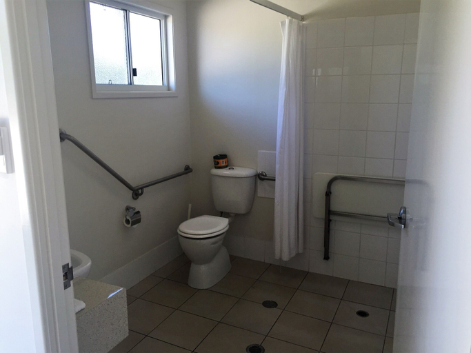 Bathroom 3, Swag Motel, Broadsound