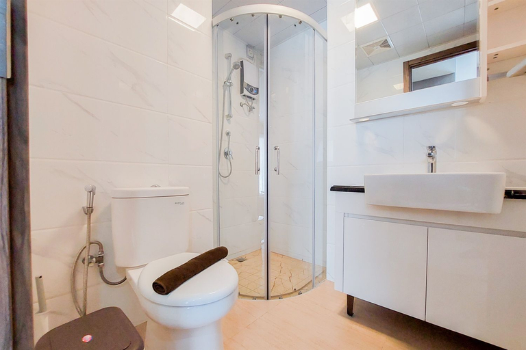 Bathroom 5, Comfort and Spacious 3BR at Sky House BSD Apartment By Travelio, Tangerang Selatan