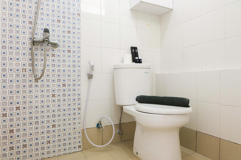Bathroom, Best Deal Bassura Studio Apartment, East Jakarta