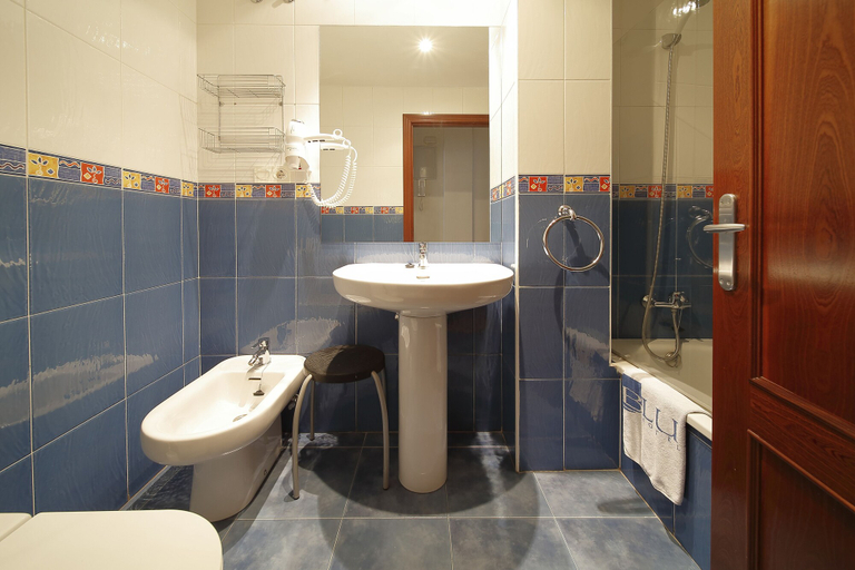 Bathroom 3, Apartamentos Urban Blue, Asturias