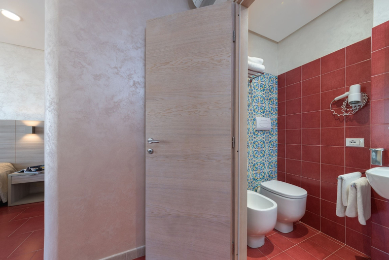 Bathroom 5, Hotel Biancolilla, Trapani