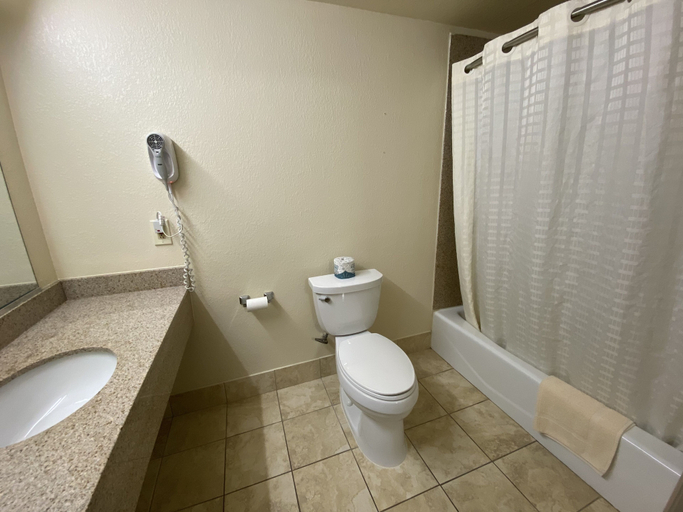 Bathroom 3, Lodge Inn, Burlington