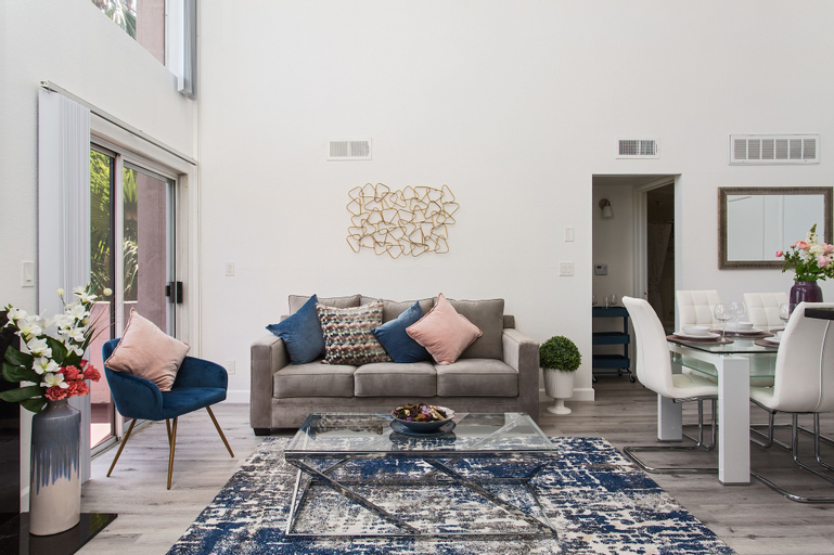 Luxurious 2BD & Den Hollywood Apartment, Los Angeles
