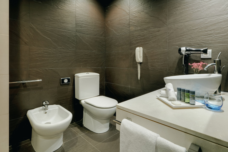 Bathroom 4, Hesperia Bilbao, Vizcaya