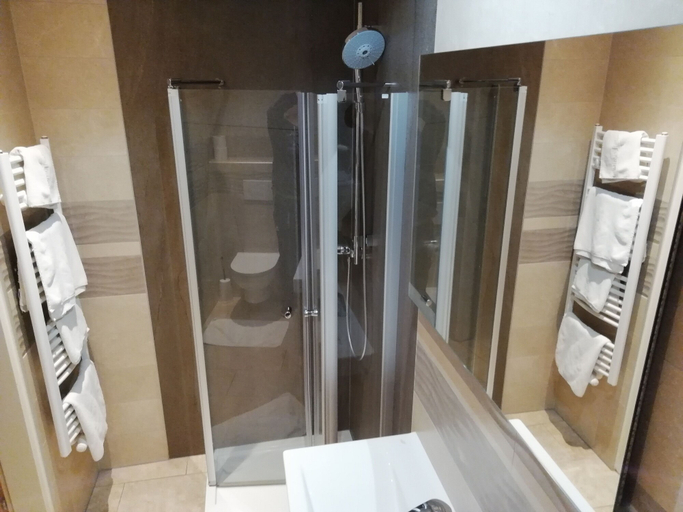 Bathroom 5, Weinhotel Kirchenwirt, Neusiedl am See