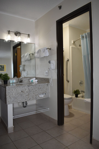 Bathroom 3, Breakers Resort & Beach Bar, Mackinac