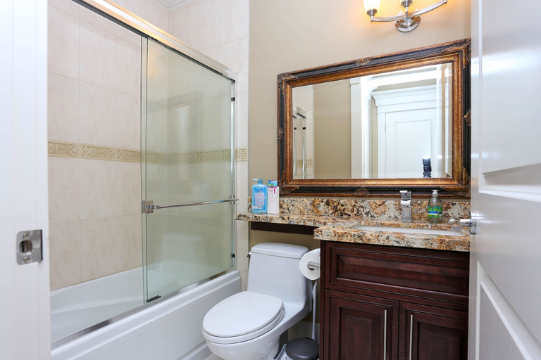 Bathroom 4, Grand 4 Bedroom Vacation House near Vancouver Downtown, Greater Vancouver