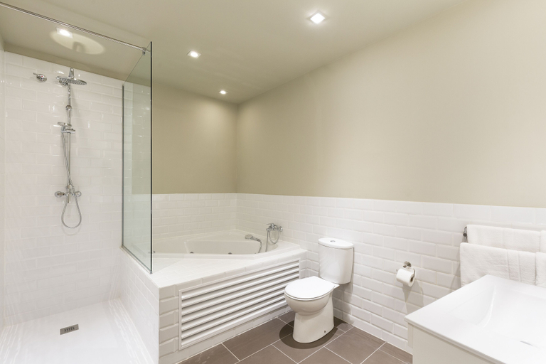 Bathroom 3, Ola Living Hostal Diagonal, Barcelona