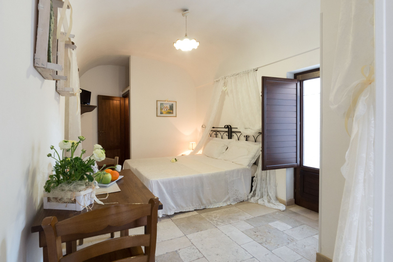 Bedroom 3, Trulli Family, Bari
