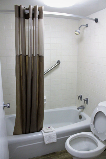 Bathroom 5, Motel 6 Starke, FL, Bradford