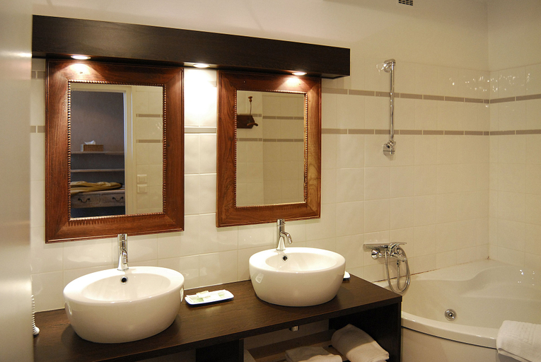 Bathroom 4, Citotel des Messageries, Charente-Maritime
