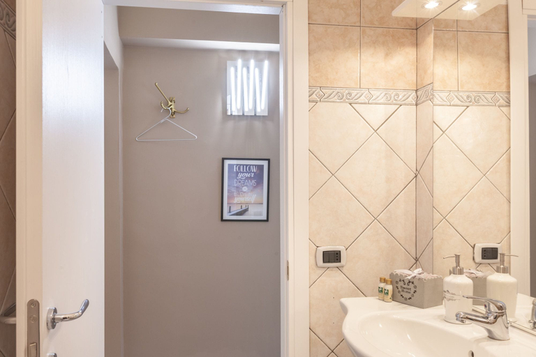 Bathroom 5, Heart of San Lorenzo, Roma