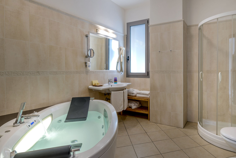 Bathroom 5, Hotel Sovrana & Re Aqva SPA, Rimini