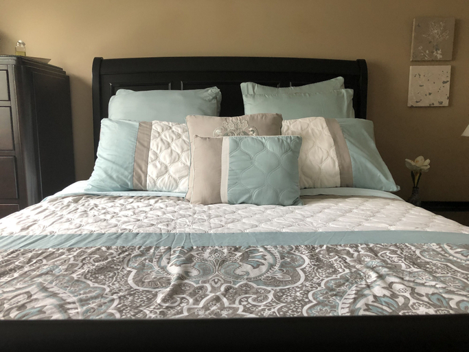 Bedroom 4, Luxury Lakefront Rooms, Central Okanagan